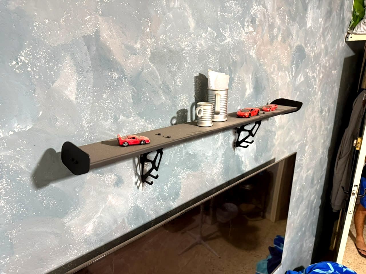 Vue rapprochée de la lame du Spoiler Shelf et de ses jambes squelettes