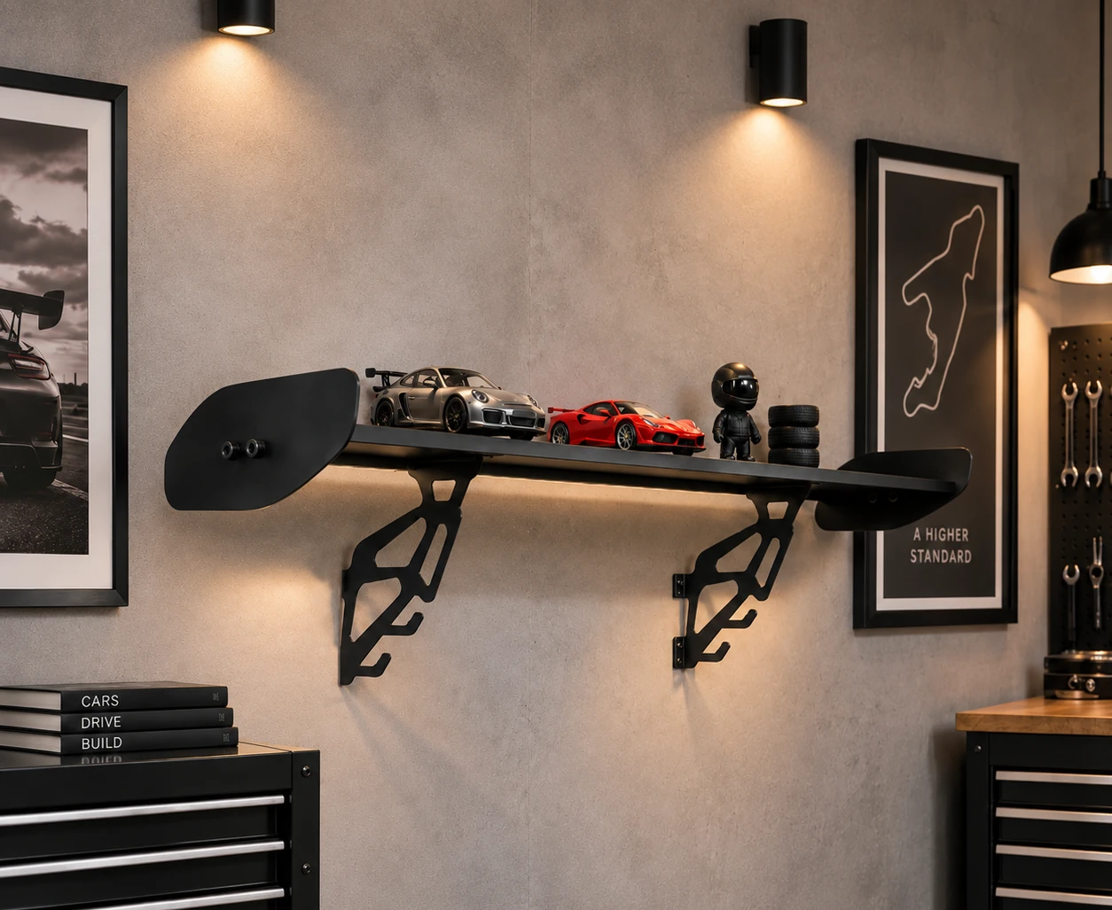 Spoiler Shelf noir mat installé au mur