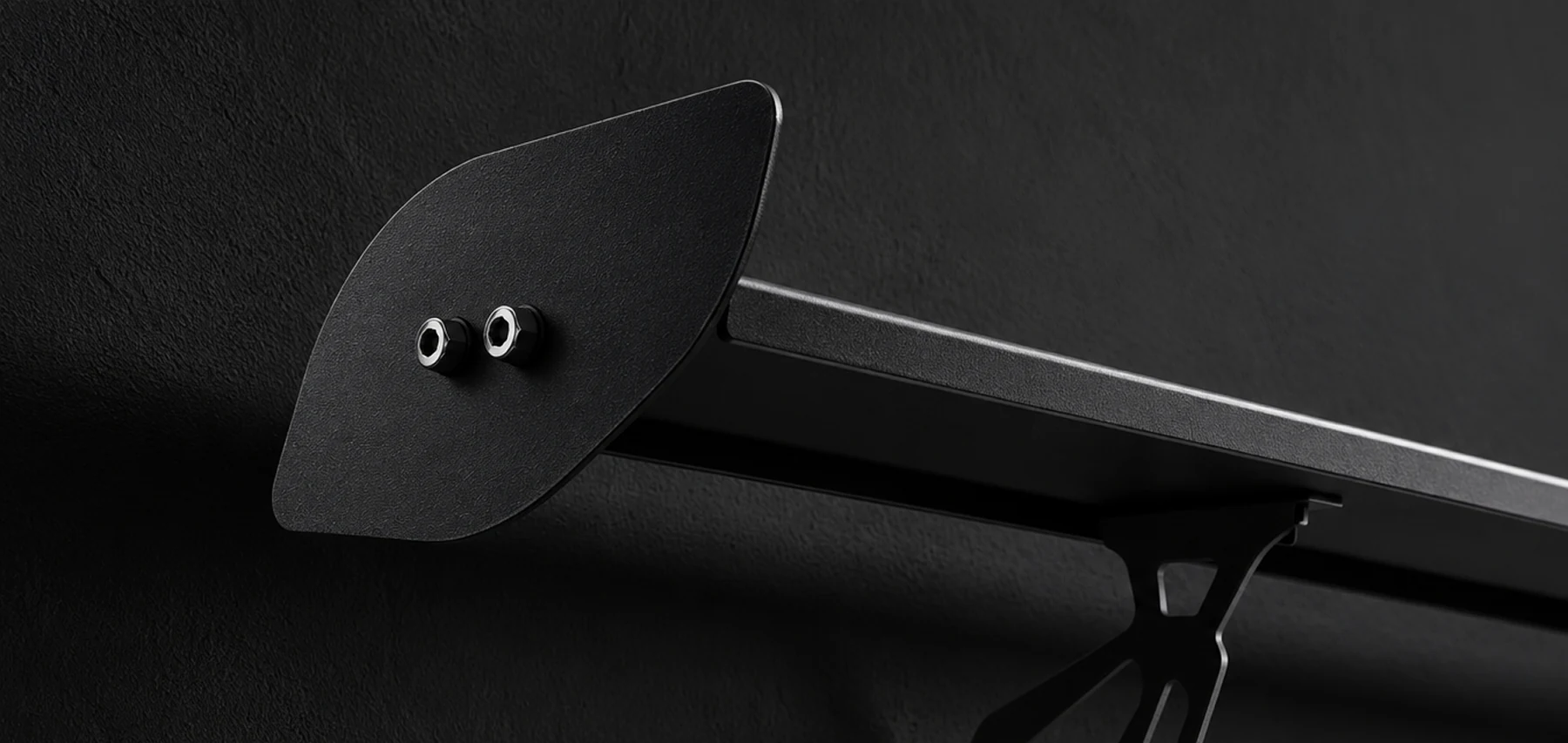 Vue rapprochée du Spoiler Shelf installé sur un mur noir