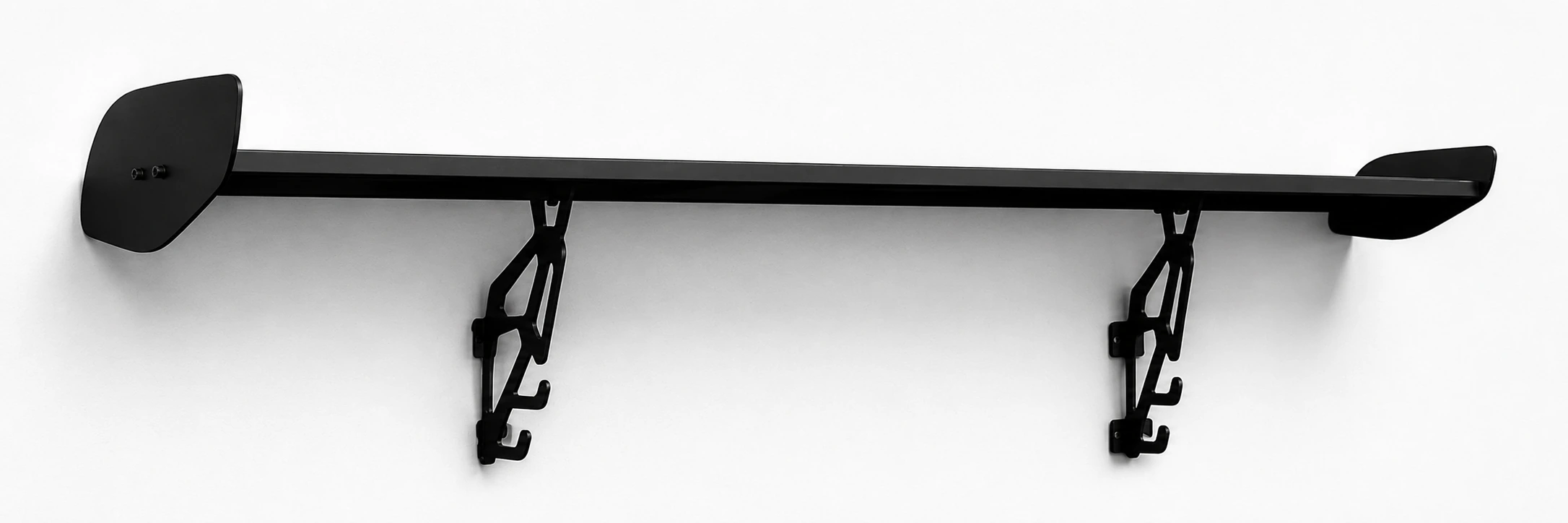 Spoiler Shelf noir mat, vu de face sur fond blanc